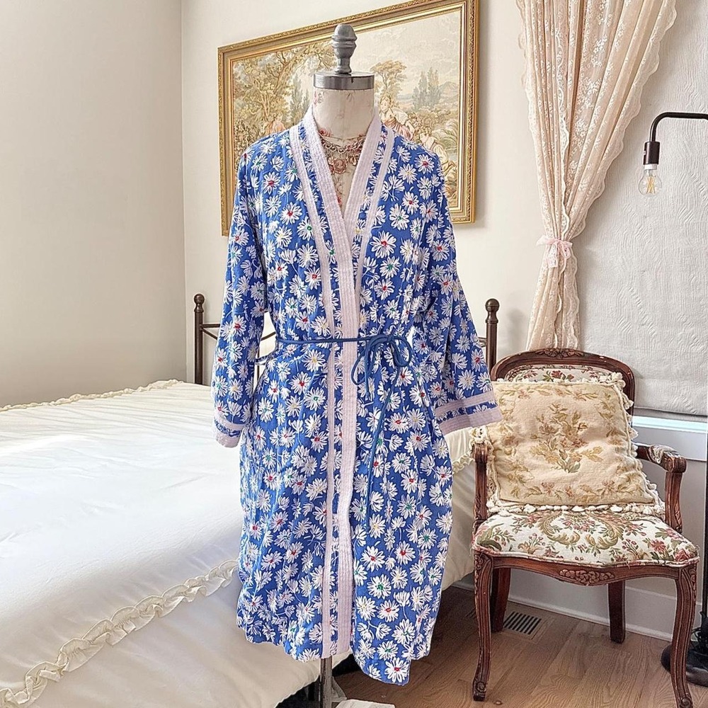 Vintage Daisy Towel Robe 70s Beth Michaels blue daisy print towel robe